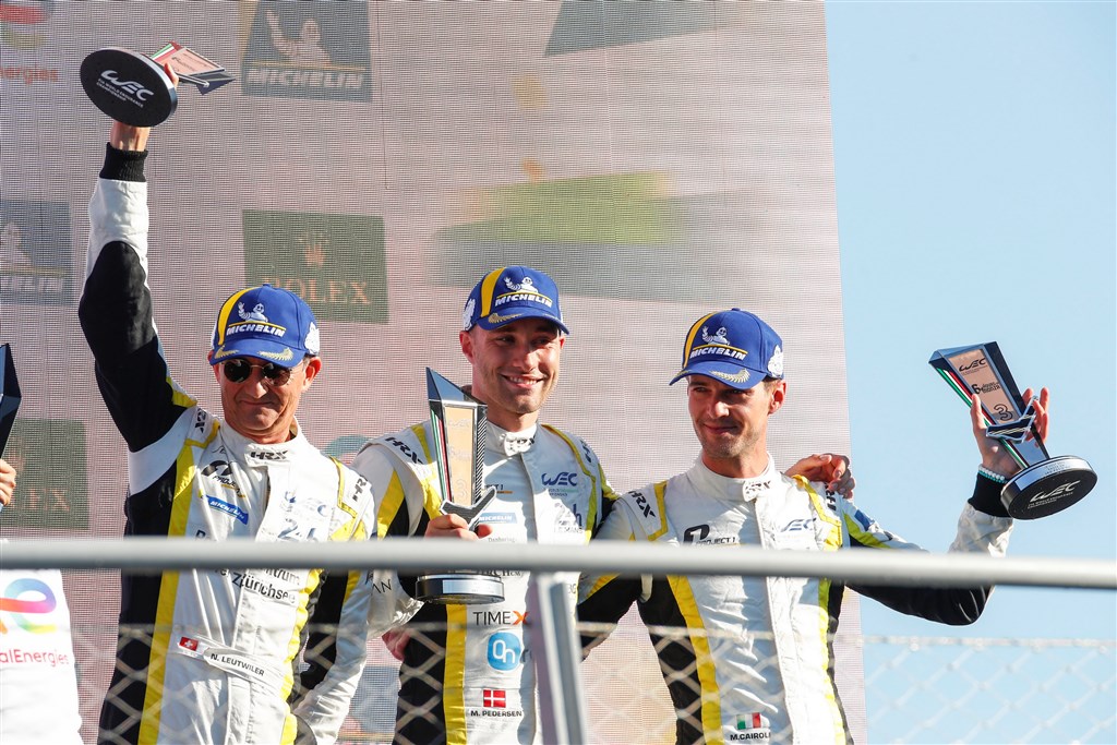 En glad trio på podiet på Monza: Nicolas Leutwiler, Mikkel O. Pedersen og Matteo Cairoli med det synlige bevis på tredjepladsen
(Foto: Porsche)